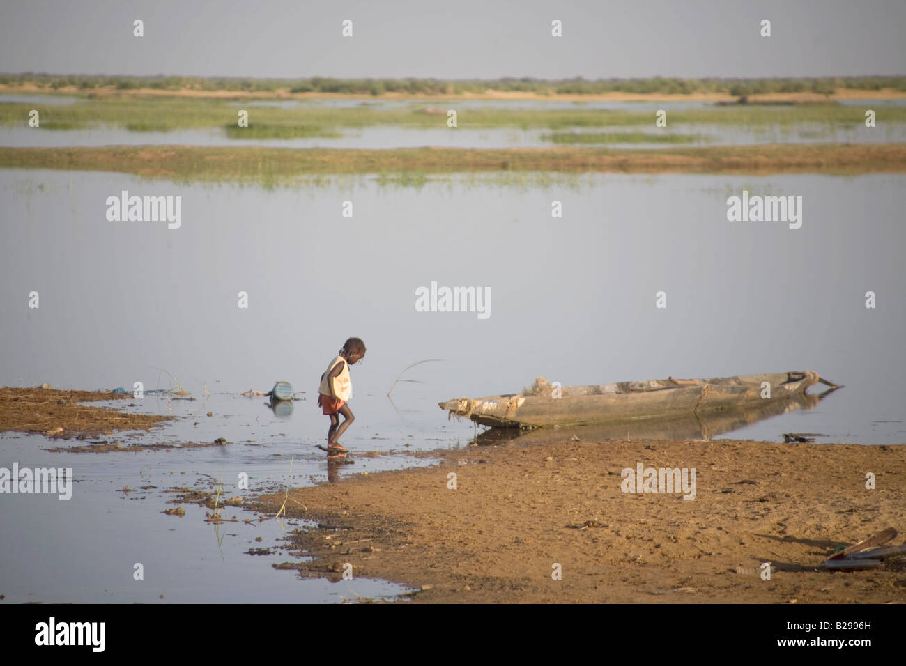 Niger Dugout Flussschiff mit Kind Mali Stockfoto