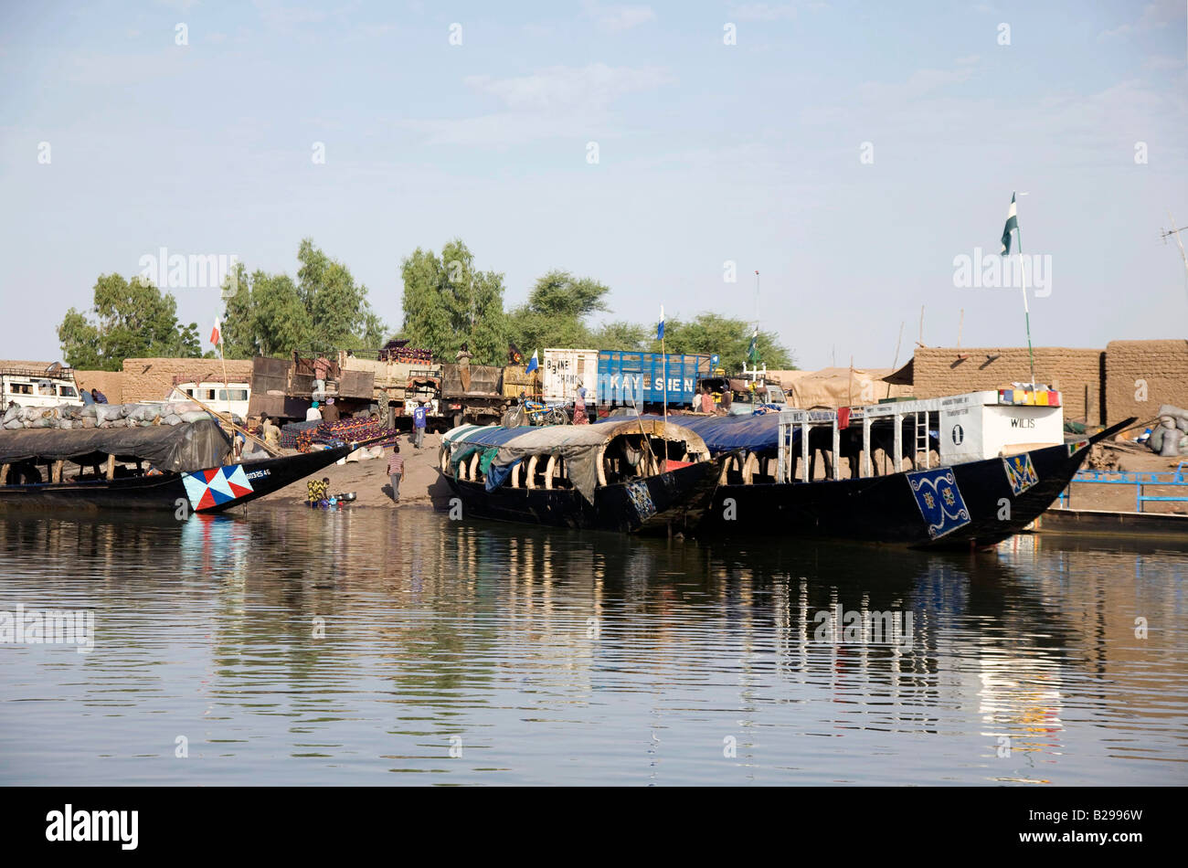 Boote am Ufer des Flusses Niger Mali Stockfoto