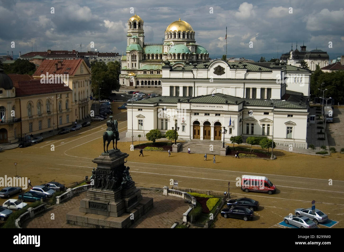 Horizontale Ansicht des Norodno-Saranie-Platz mit dem Parlament und Alexander-Newski-Kirche in Sofia Stockfoto