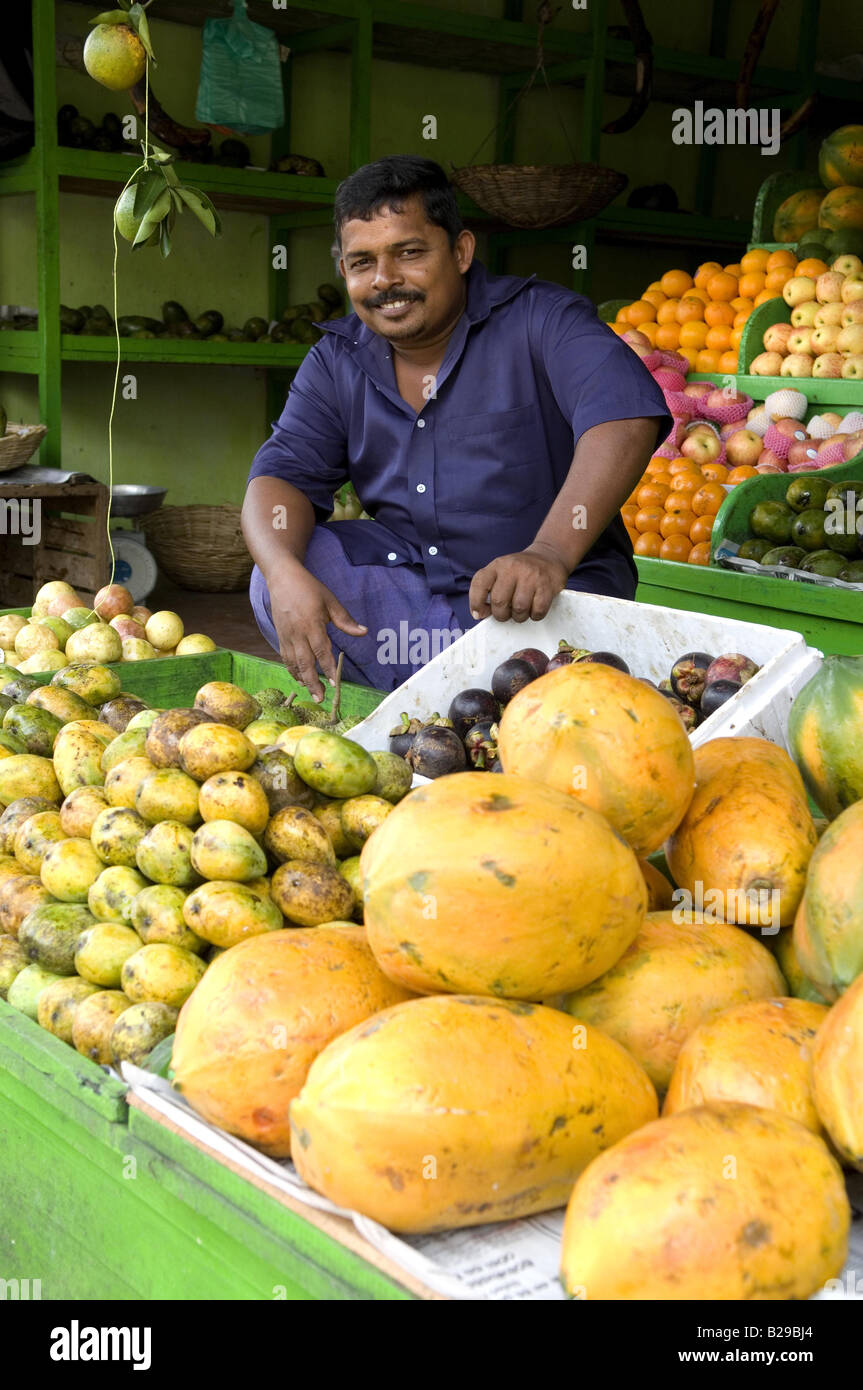 Obst-Verkäufer in Aluthgama Sri Lanka Stockfoto