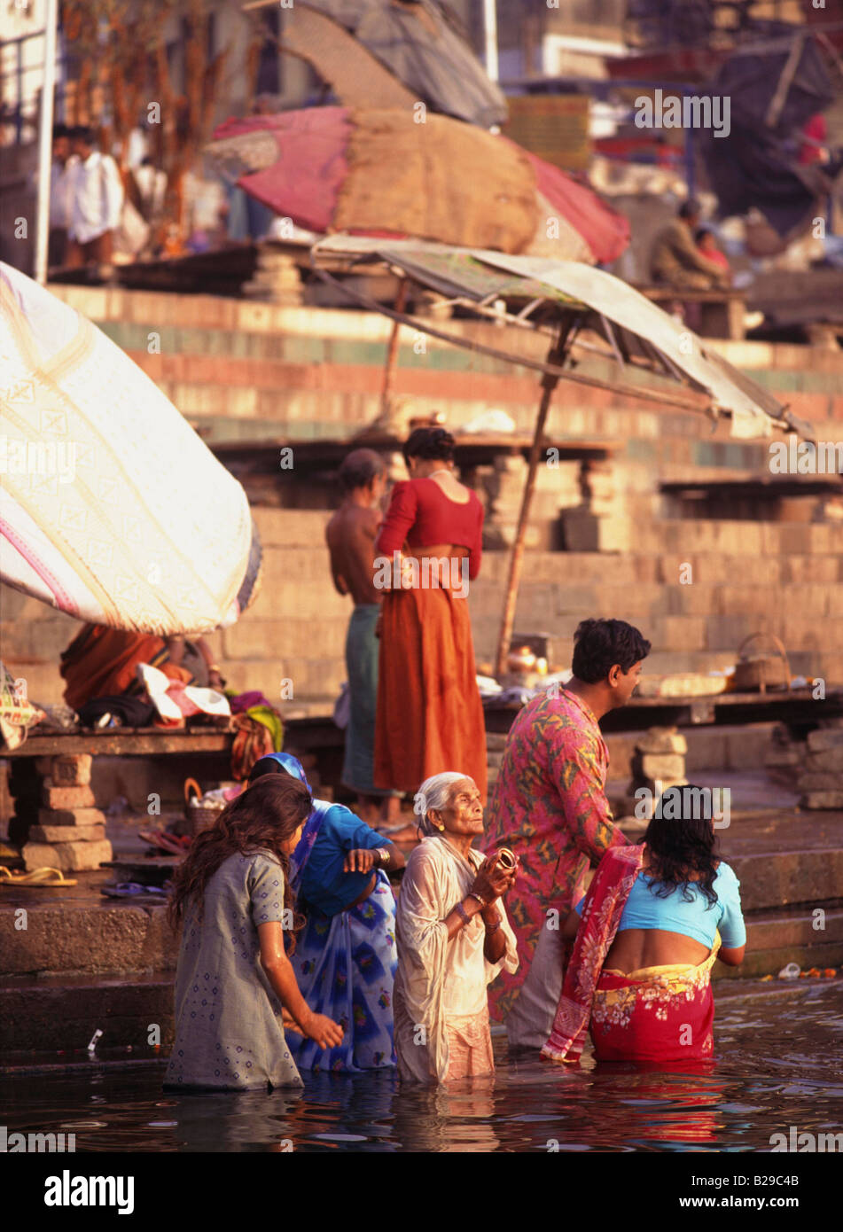 Indien Varanasi Fluss Ganges Einheimischen Baden anzubeten Stockfoto