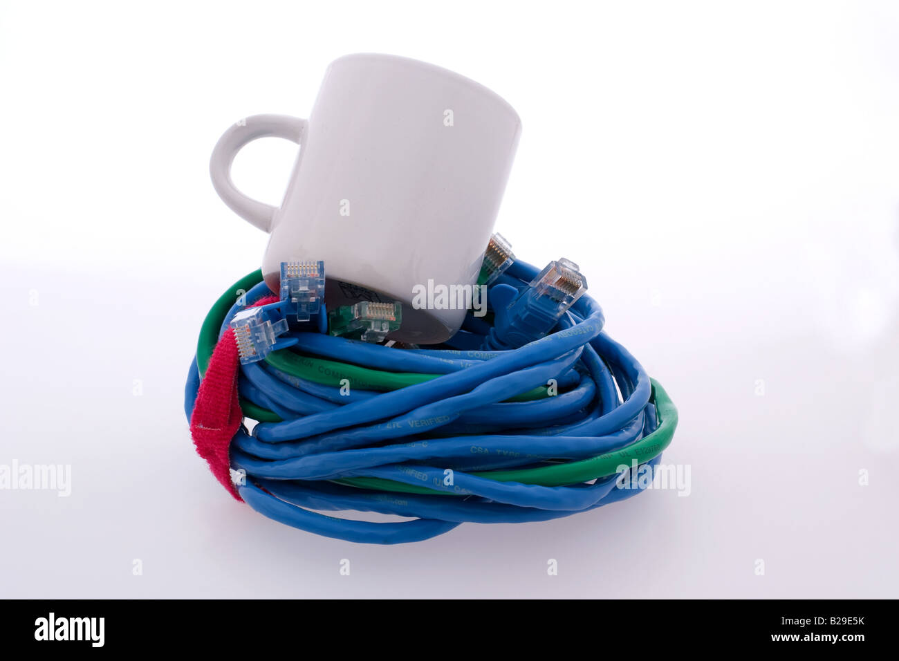 Kaffeetasse auf einen Haufen von Computer-Netzwerk-Kabel Stockfoto