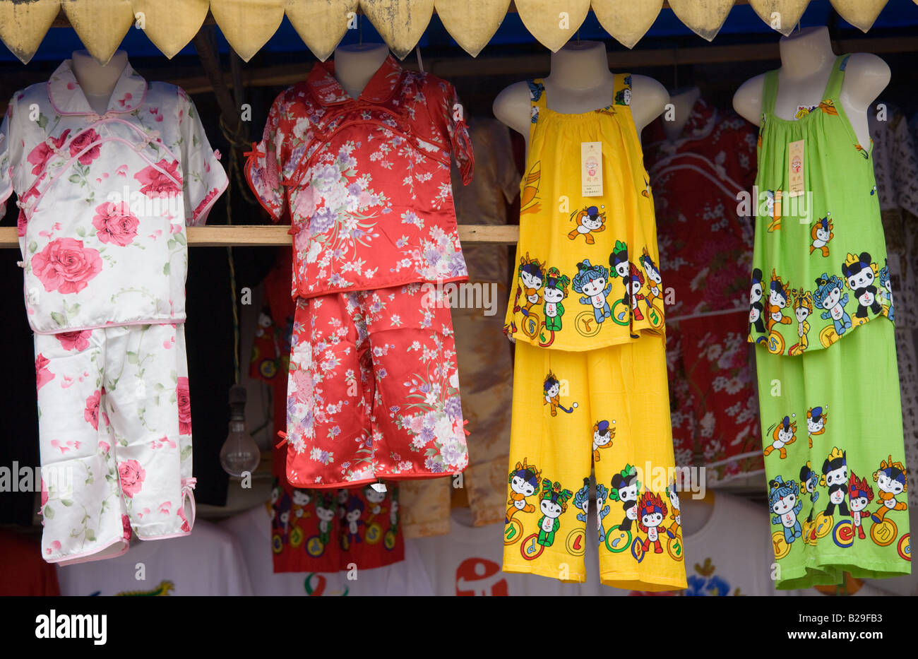 Souvenir Stall zu verkaufen Kleidung für Durchreisende in Fengdu China Stockfoto