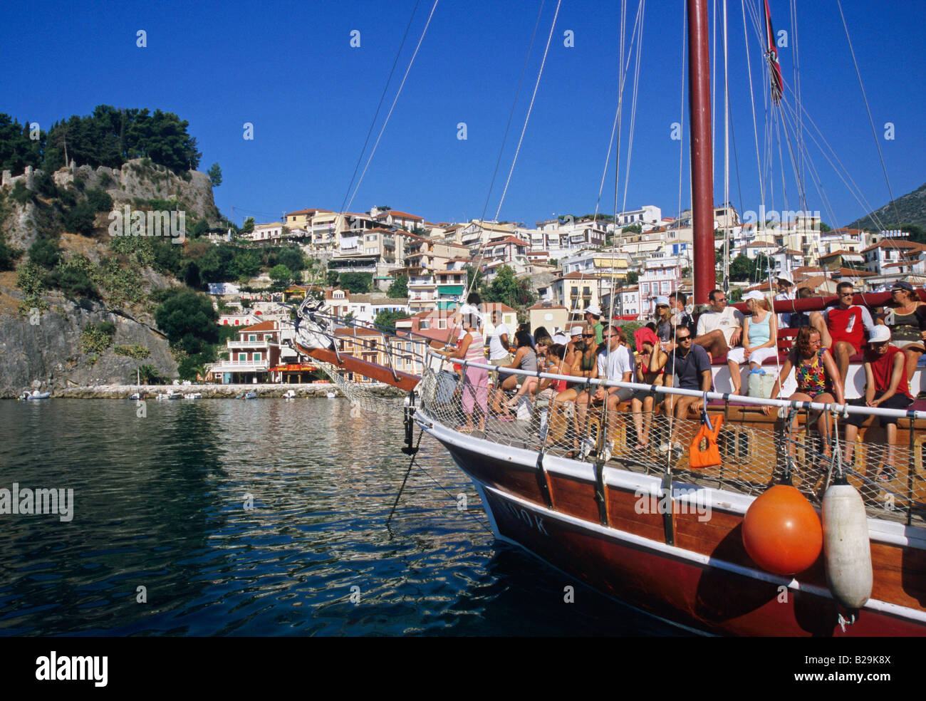 Touristen auf Boot / Epirus Stockfoto