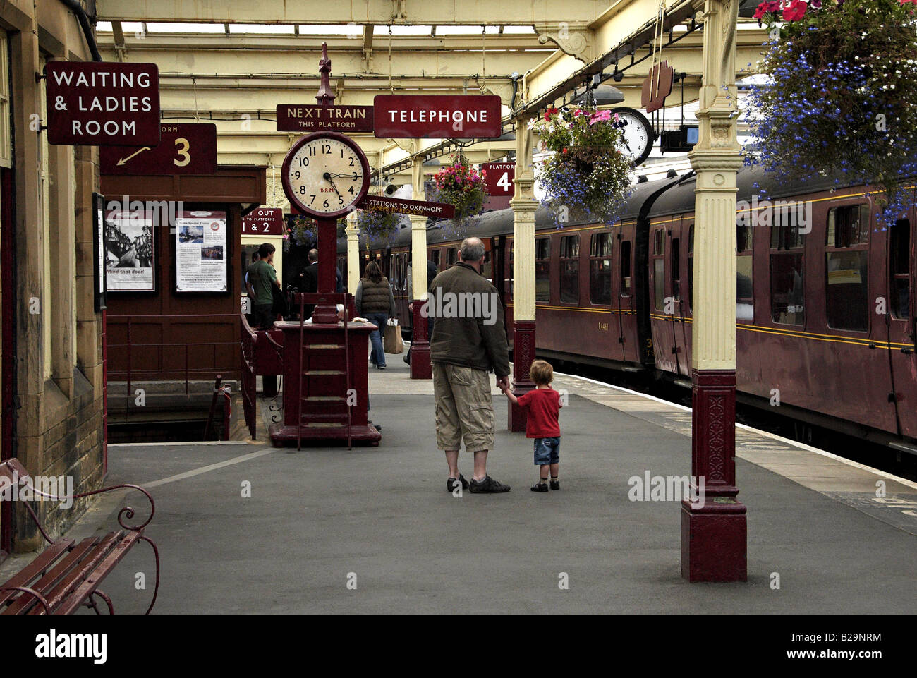 Platzieren Sie warten auf den Zug Keighley Bahnhof Keighley Wert Valley Railway Grafschaft Yorkshire Land UK Stockfoto