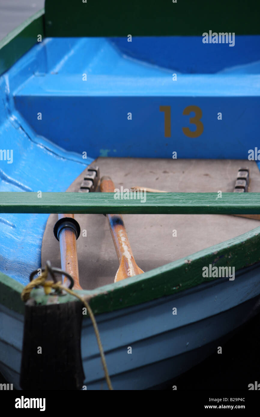 Eine verankerte blau Ruderboot mit der Erze im Inneren des Bootes Stockfoto