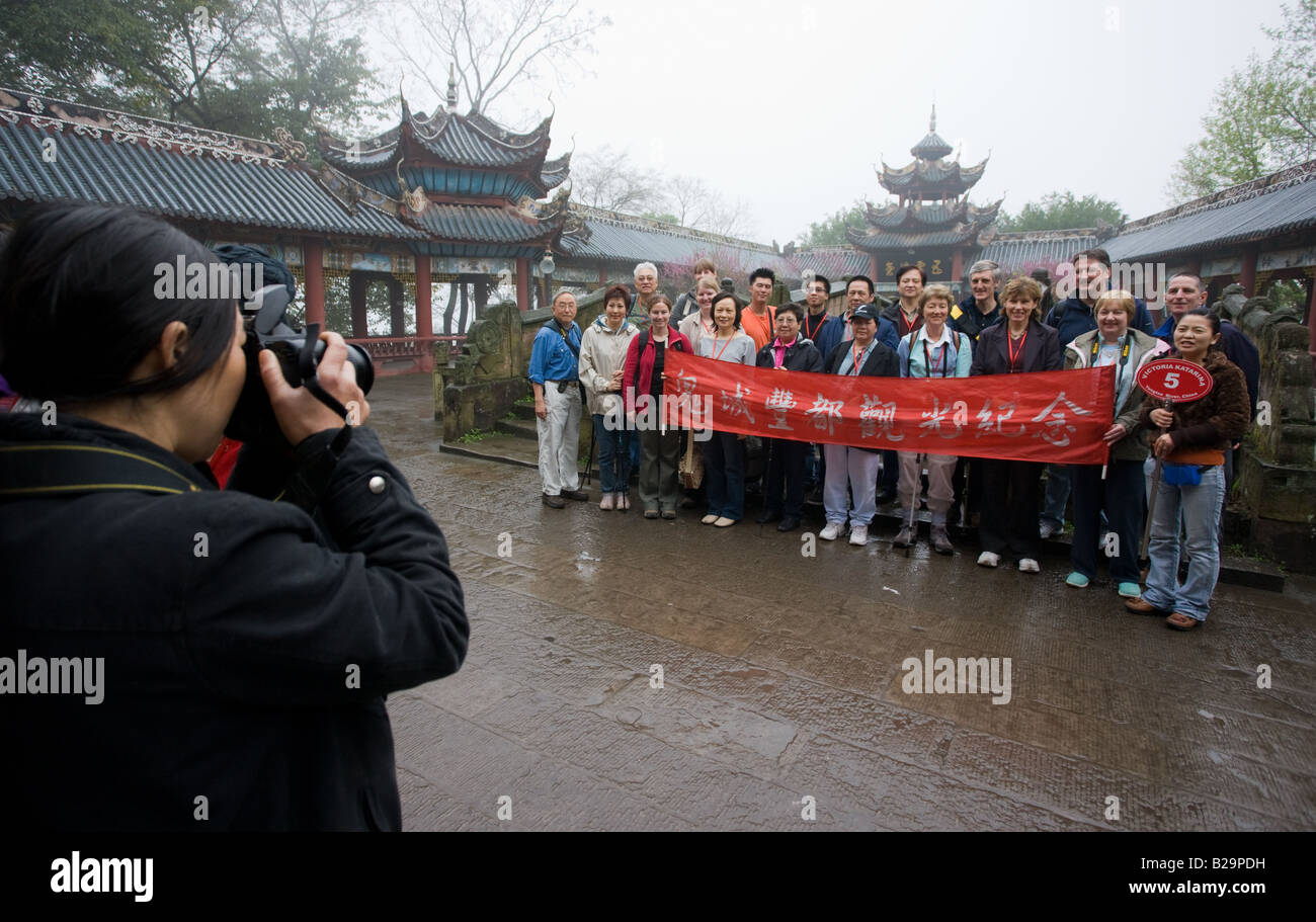 Besucher von Yangtze Kreuzfahrt Schiff Pose für ein Foto mit Tour zu führen, in der City of Ghosts in Fengdu China Stockfoto