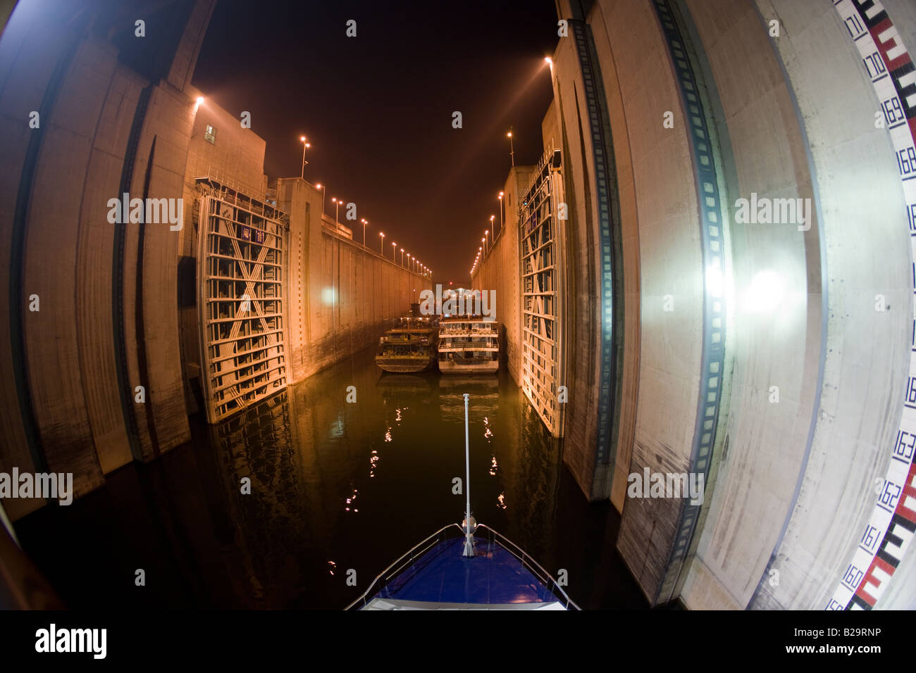 Kreuzfahrtschiff in Schleuse am drei Schluchten Staudamm Jangtse China Stockfoto
