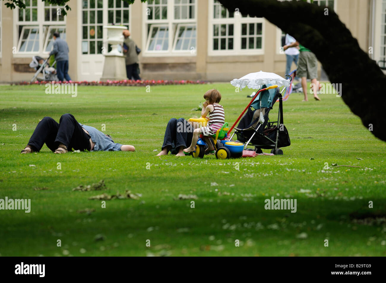 Menschen im Park: Familien entspannen, spielen auf dem Rasen und andere Spaziergang im Park Stockfoto