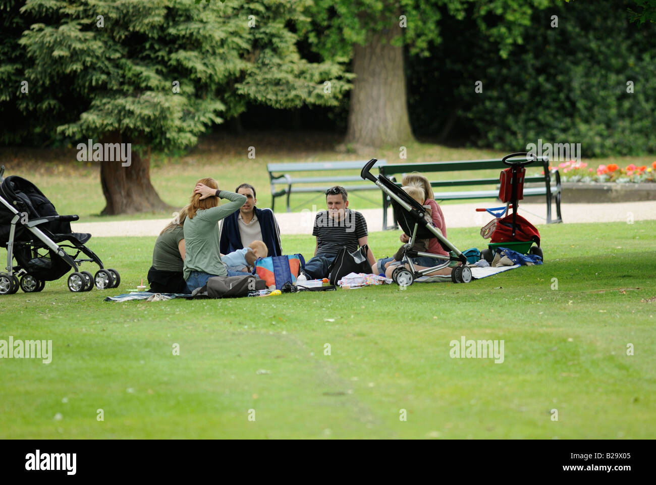 Menschen im Park: Zwei Familien treffen, entspannen, plaudern und genießen Sie die Freiräume gewährt in unseren vielen öffentlichen Parks in Sheffield Stockfoto