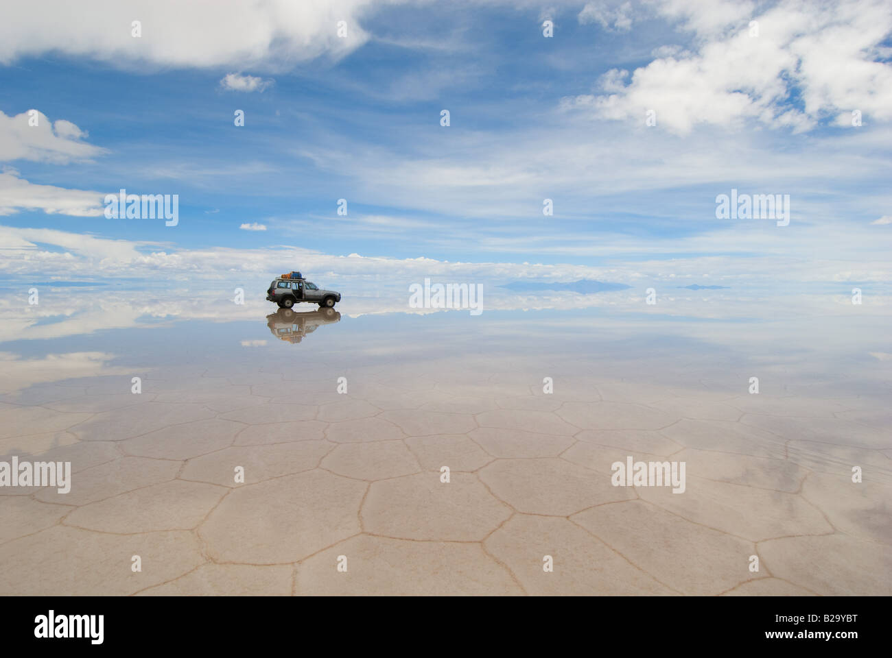 Jeep in den Salzsee salar de Uyuni, Bolivien Stockfoto