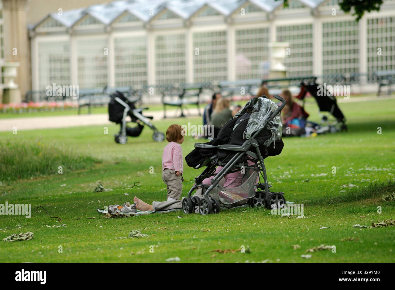 Menschen im Park: Familien entspannen, spielen auf dem Rasen und andere Spaziergang im Park Stockfoto