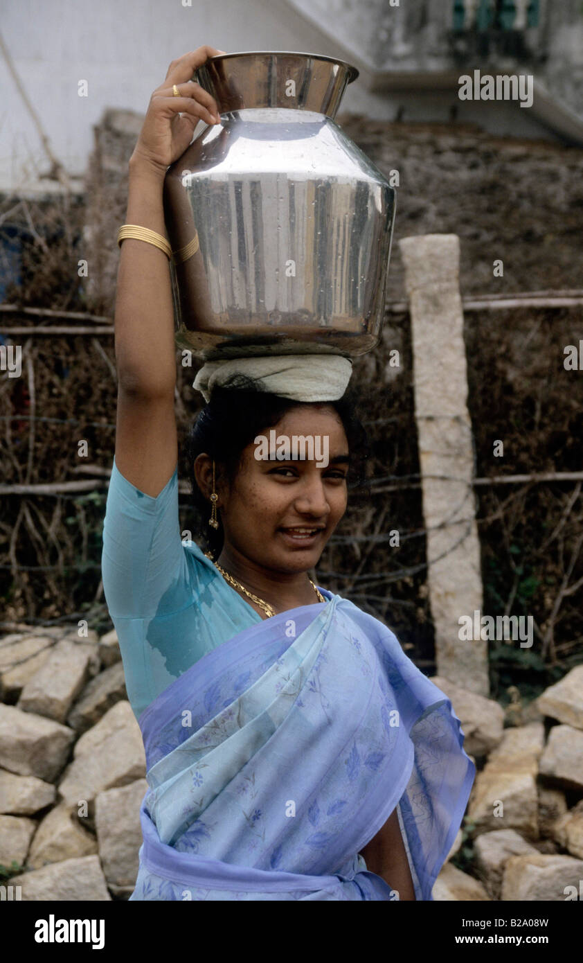 Süd Indien Tamil Nadu Pongal Festival Frauen tragen Wasser Gläser Pongal festival Stockfoto