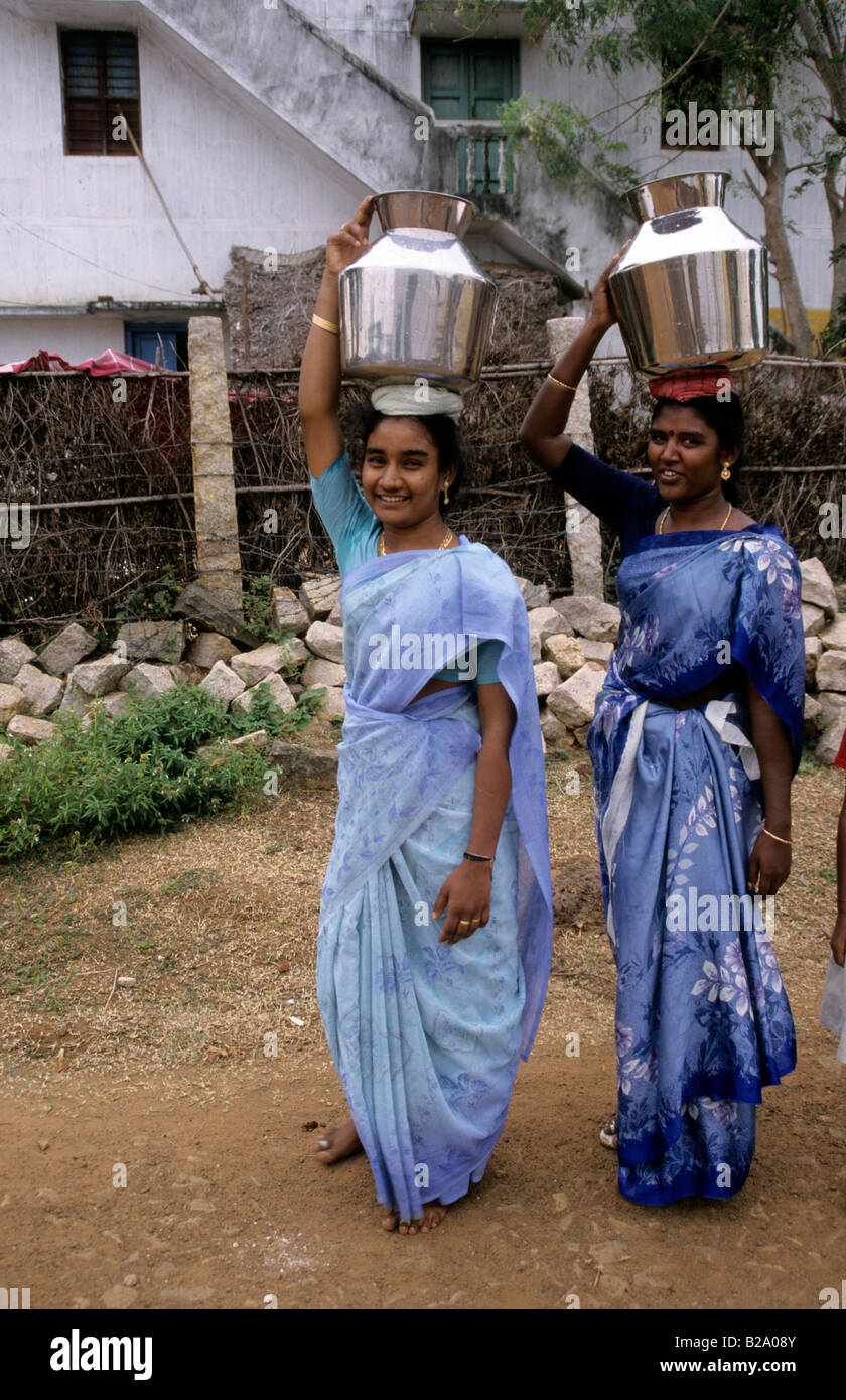 Süd Indien Tamil Nadu Pongal Festival Frauen tragen Wasser Gläser Pongal festival Stockfoto