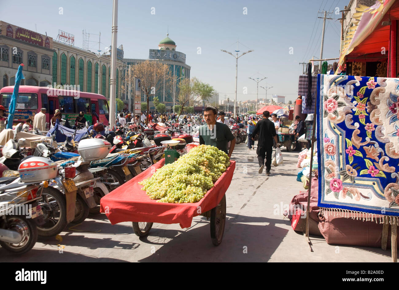 Silk Route China Provinz Xinjiang Kashgar Sonntagsmarkt Traube Verkäufer Stockfoto