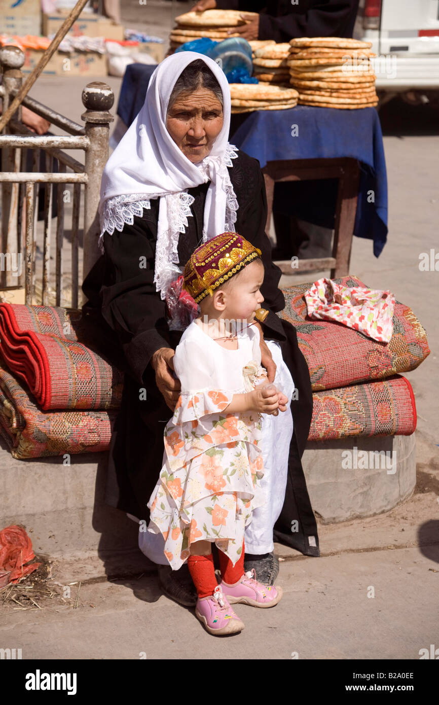 Silk Route China Provinz Xinjiang Kashgar Sonntag Markt Mutter Kind Stockfoto