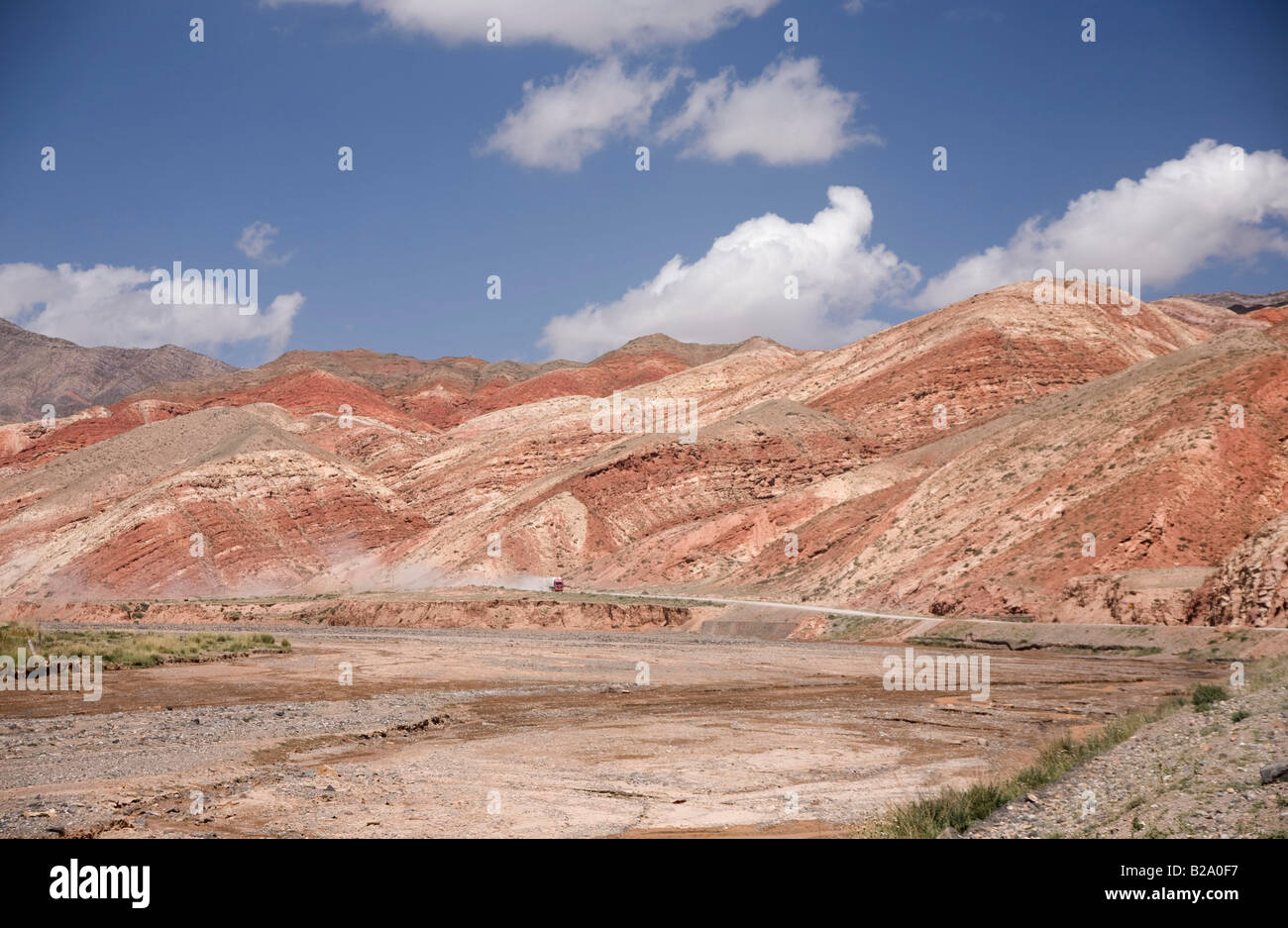 Silk Route China Xinjiang Provence Tien Shan-Gebirge oder Celestial Mountains rot oder Kashgar Fluss Stockfoto