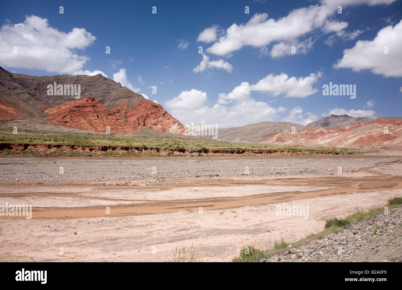 Silk Route China Xinjiang Provence Tien Shan-Gebirge oder Celestial Mountains rot oder Kashgar Fluss Stockfoto