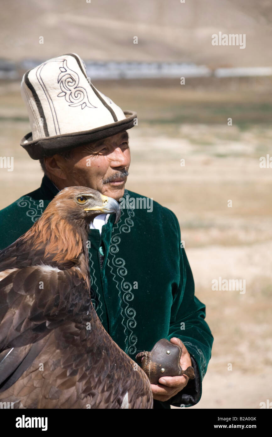 Silk Route Kirgisistan Karakol Issyk-Kul See Kochten Dorf Steppen Adler mit Trainer Stockfoto