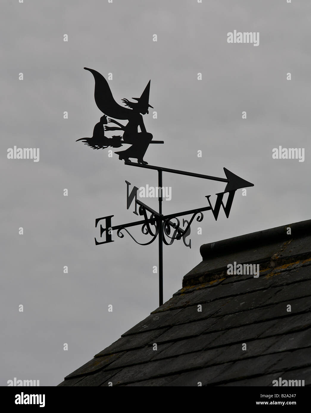 Hexe und Katze auf einem Besenstiel Wetter vane Stockfoto