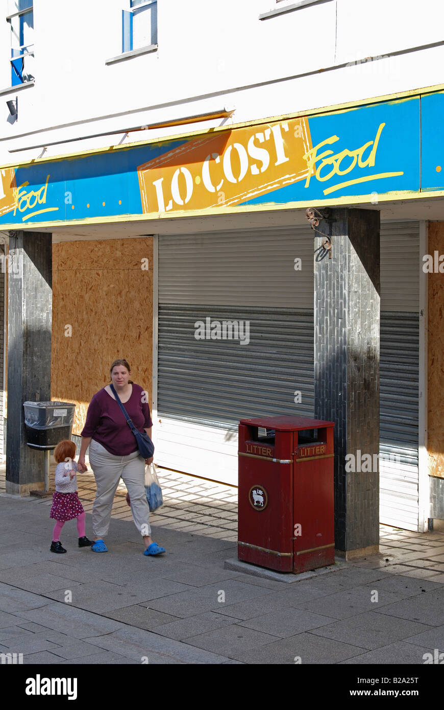 ein altes "lo Kosten" Store geschlossen und mit Brettern vernagelt im Zentrum Stadt in Redruth in Cornwall, Großbritannien Stockfoto