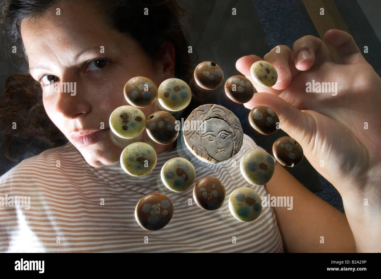 Romano-Briten Grabbeigaben. Glas-Gaming-Zähler rund um das Gesicht der Medusa geschnitzt in den Knochen aus dem 4. Jahrhundert n. Chr. Vereinigten Königreich. Stockfoto