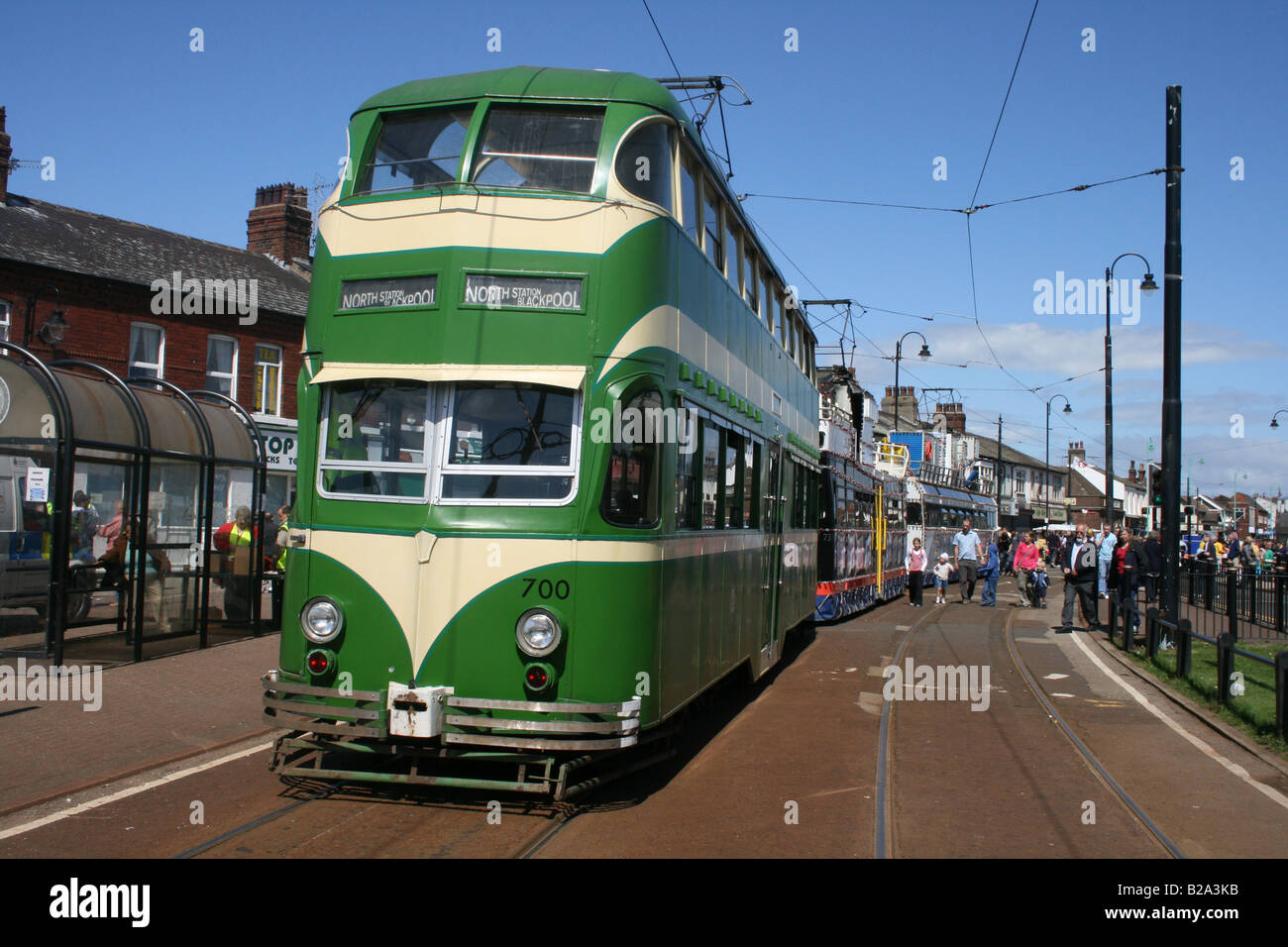 Double Deck Blackpool Straßenbahn vor drei Straßenbahnen in Fleetwood während Straßenbahn Sonntag 2008 Stockfoto