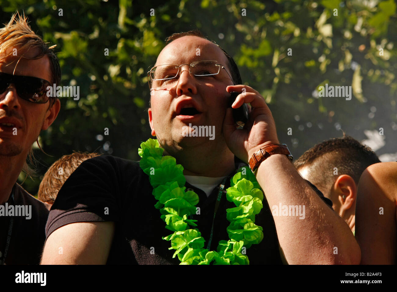 Techno-Fan mit Handy bei der Love Parade 2008 in Dortmund Deutschland Stockfoto