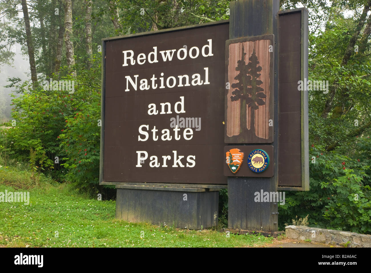 Schild mit den Nationalparks Redwood und State Parks. Del Norte County, Kalifornien. Stockfoto