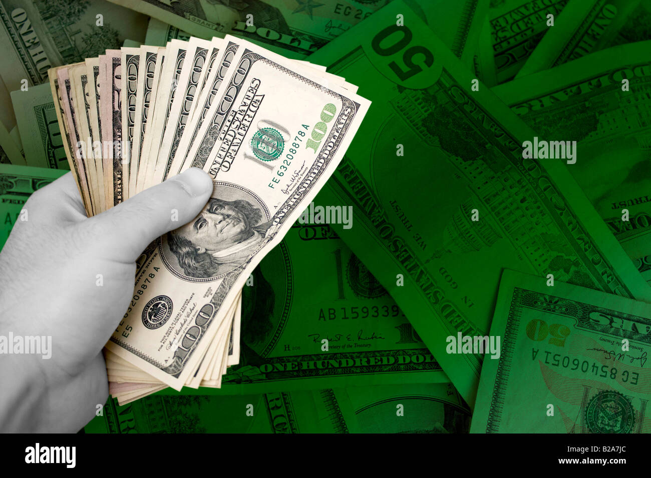 Eine Handvoll Geld isoliert über ein grünes Geld Hintergrund viel Exemplar Stockfoto