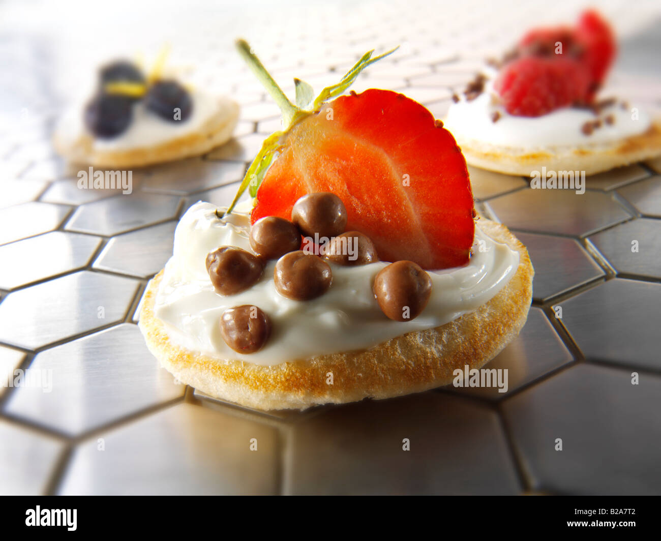 Süße blinis Canipe, Blini gekrönt mit Creme fraiche, Erdbeere und Schokolade Stockfoto