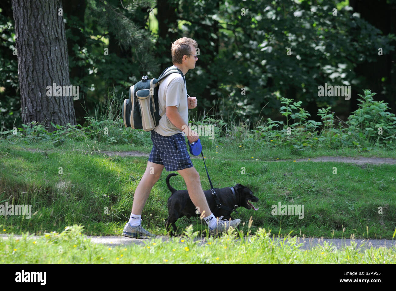Mann, mit seinem Hund in der malerischen Upper Derwent Valley mit großen Strecken zu Fuß und mit einem malerischen Blick auf. Stockfoto