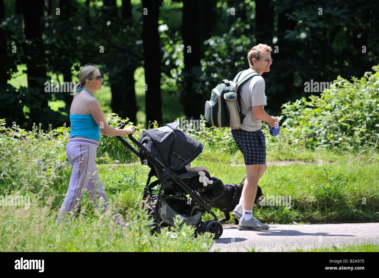 Mutter und Vater, für einen Spaziergang mit Hund und Kind im Buggy entlang der zahlreichen Wege, die im oberen Derwent Valley Stockfoto