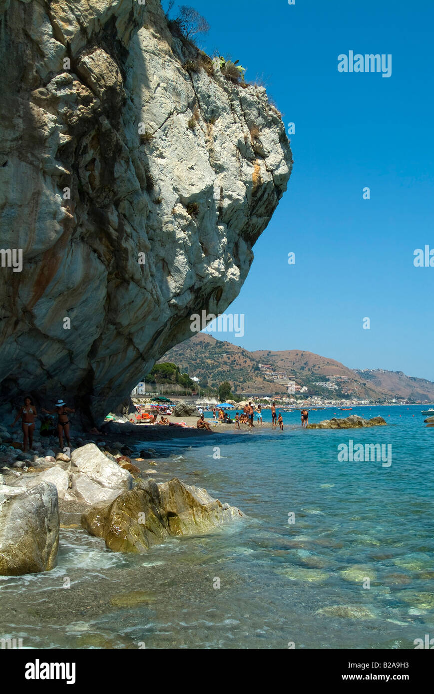 Überhängenden erodierten Felswand am Playa Spisone Taormina Mare,Sicily.Italy Stockfoto
