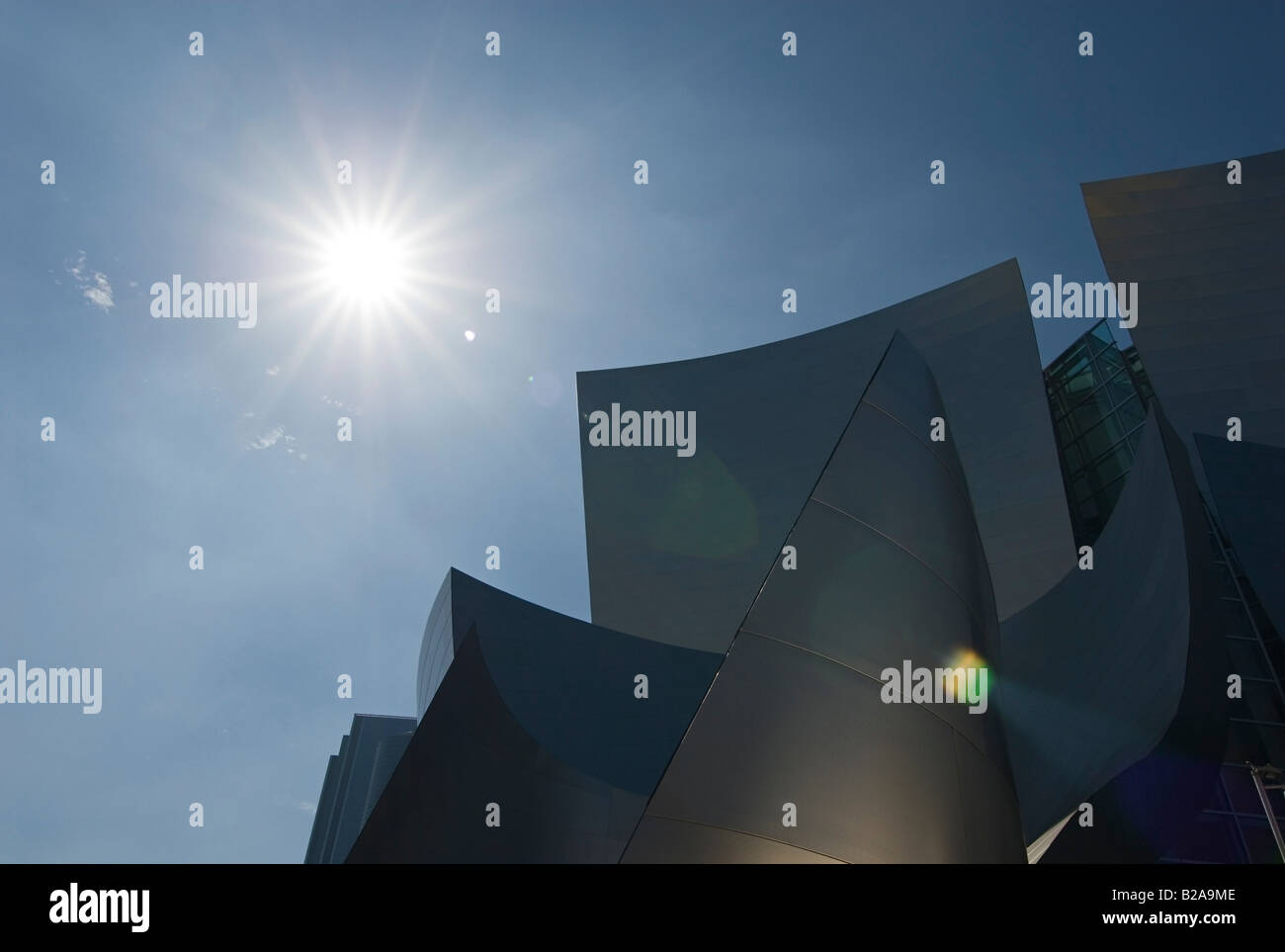 Sonne-Fackel über Walt Disney Concert Hall Stockfoto