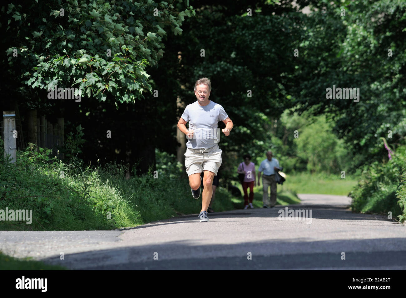 Ein Läufer Pfund seinen Weg auf eine Spur im Upper Derwent Valley. Stockfoto