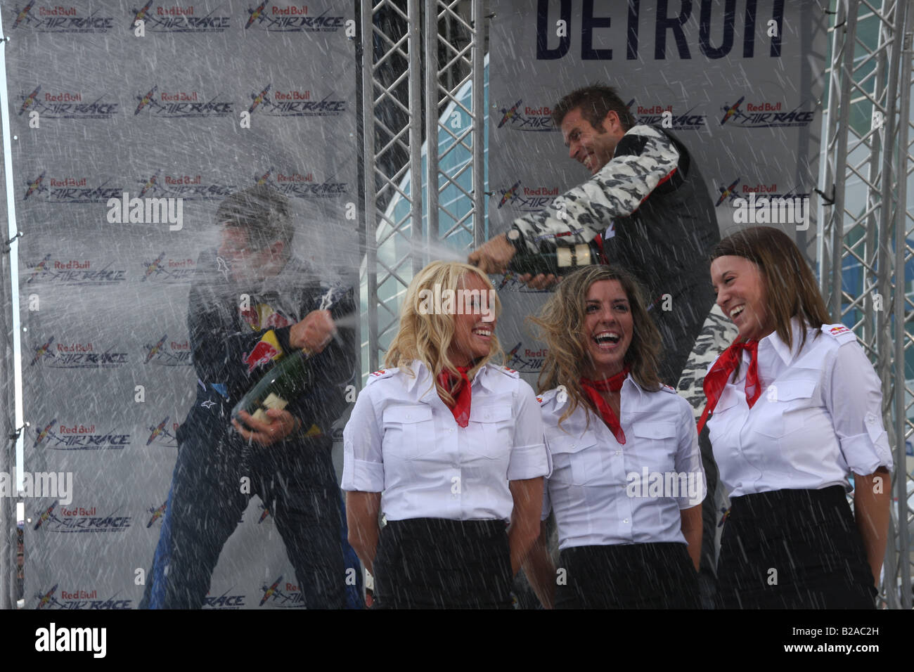 Hannes Arch und Kirby Chambliss feiert auf dem Podium nach dem Einfügen in die Red Bull Air Races in Detroit, Michigan. Stockfoto