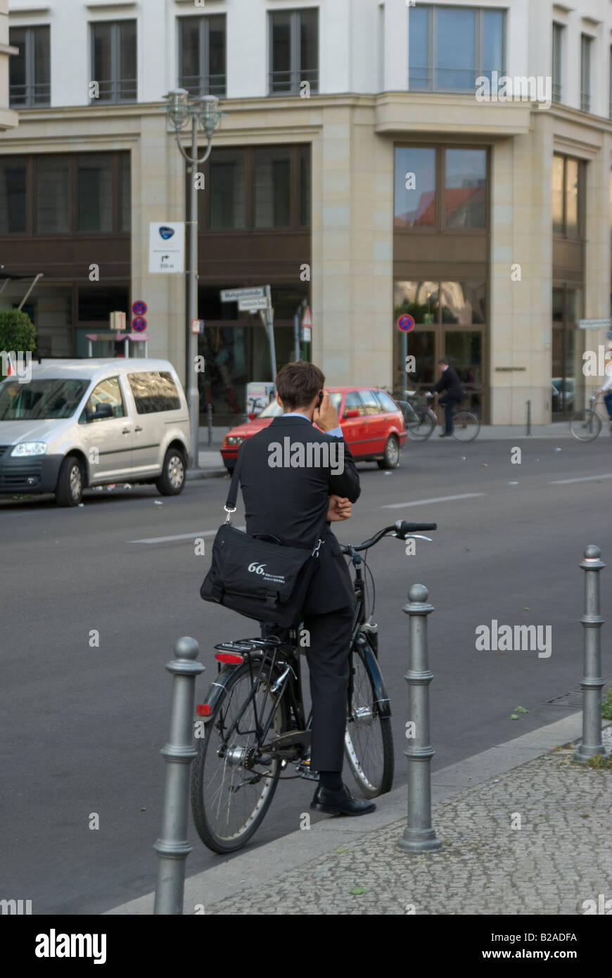 Beschäftigt Rechtsanwalt stehend mit dem Rad an der Seite der Straße, auf dem Handy zu sprechen Stockfoto