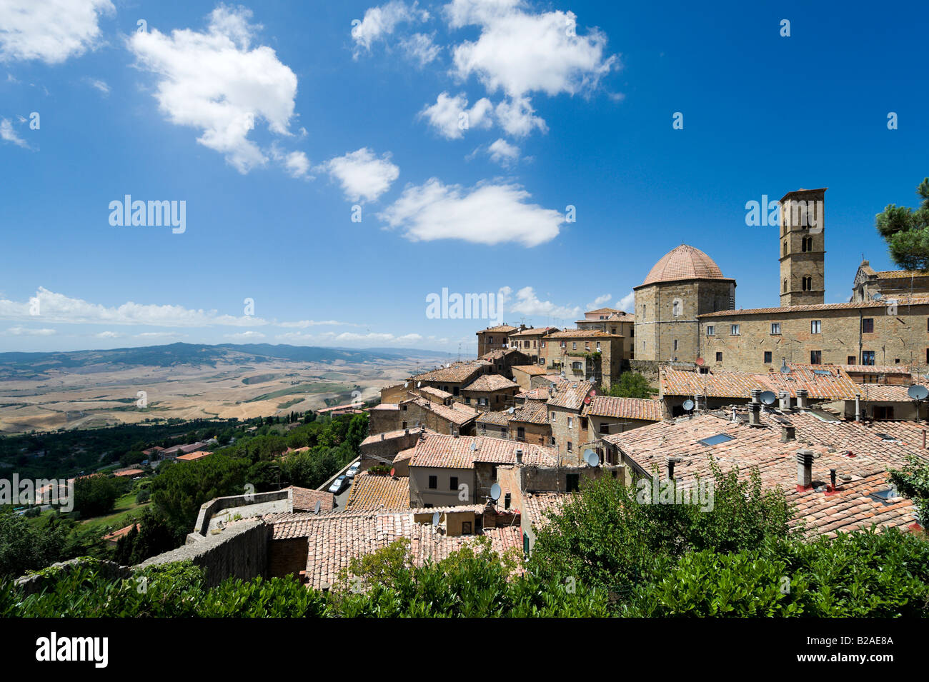 Blick über die Dächer in Richtung Duomo und der Campanile, Hügel Stadt Volterra, Toskana, Italien Stockfoto