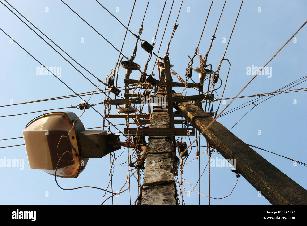 Elektrische Pylon mit zusätzlichen Straße Licht und Telefon-Kabel. Chaotische Dienstprogramme von Indien Stockfoto