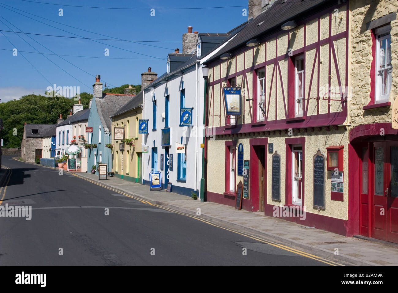 Die Ship Inn und Geschäfte in der Hauptstraße, Solva, Pembrokeshire, UK Stockfoto