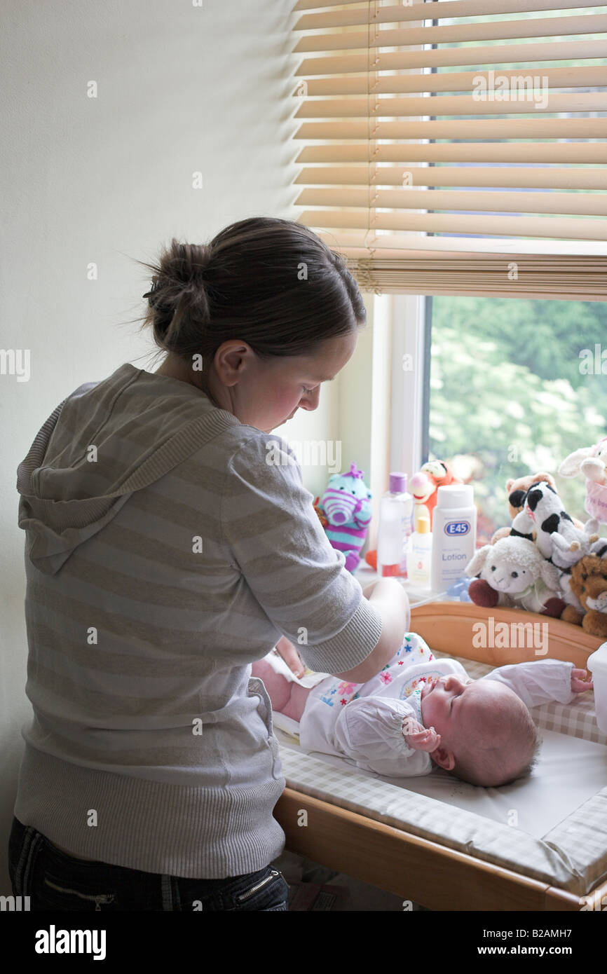 Mutter ändern Babys Windel Stockfoto