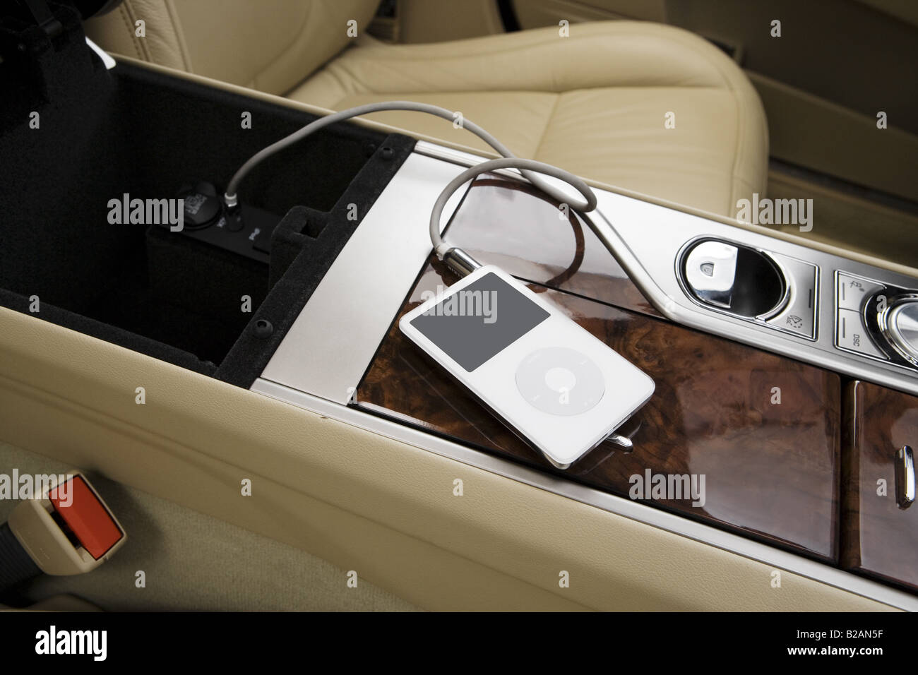 2009 Jaguar XF Luxus in weiß - Typenschilder Jack Requisiten Stockfoto