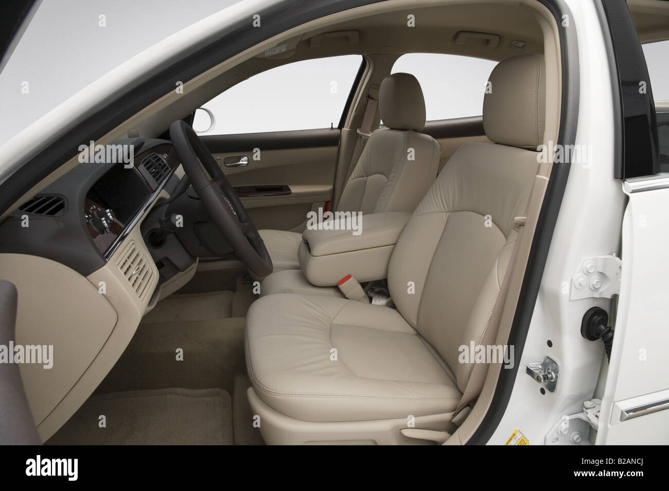 2008 Buick LaCrosse CXL in weiß - vordere Sitze Stockfoto