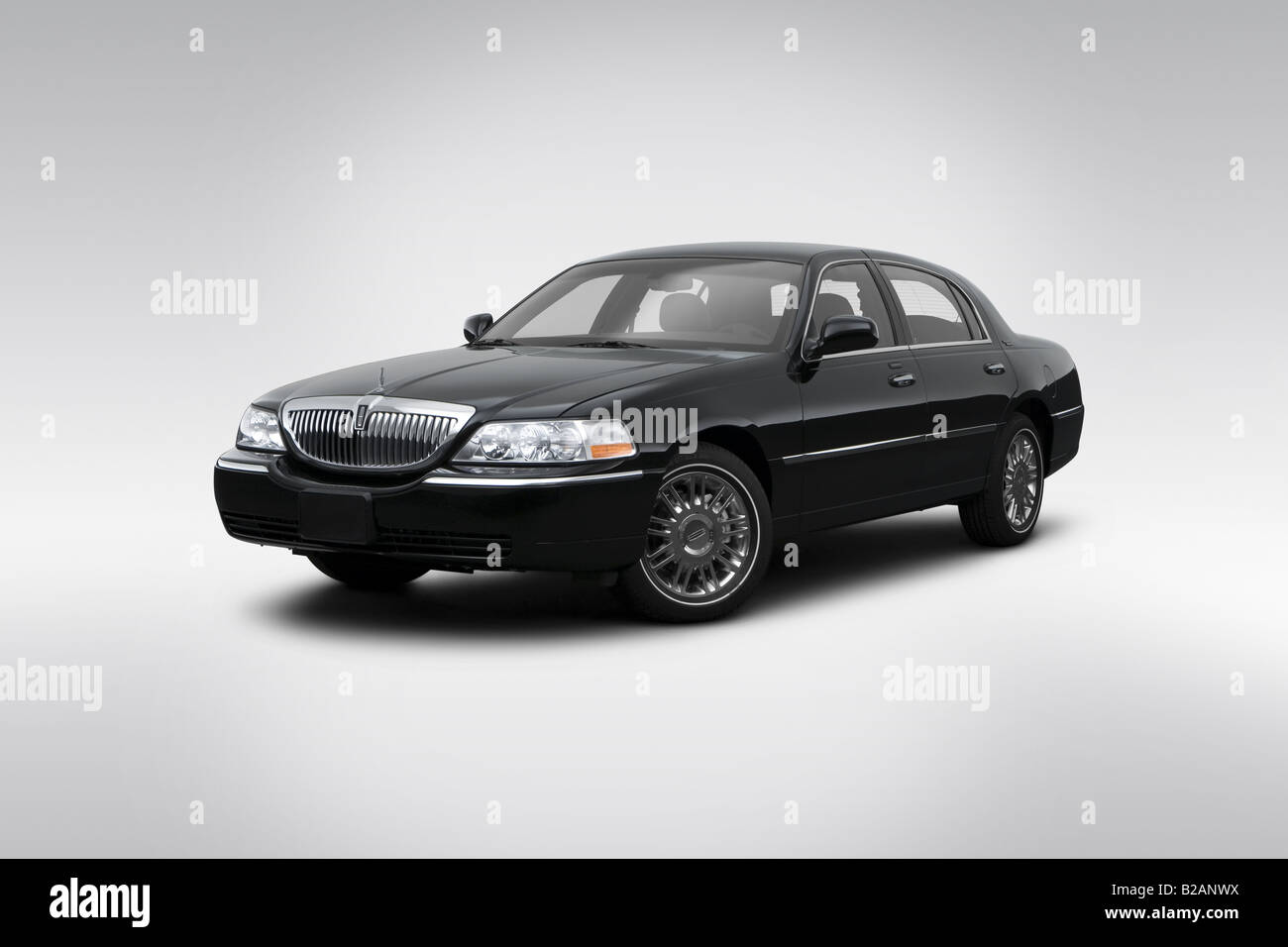 2008 Lincoln Town Car Signature Limited in schwarz - Winkel-Vorderansicht Stockfoto