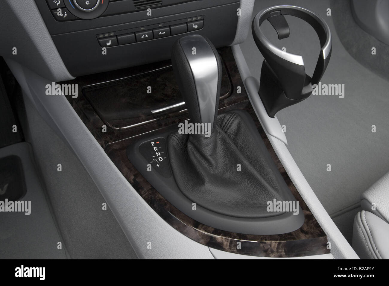 2008 BMW 1er 128i blau - Getriebe Schalthebel/Mittelkonsole Stockfotografie  - Alamy