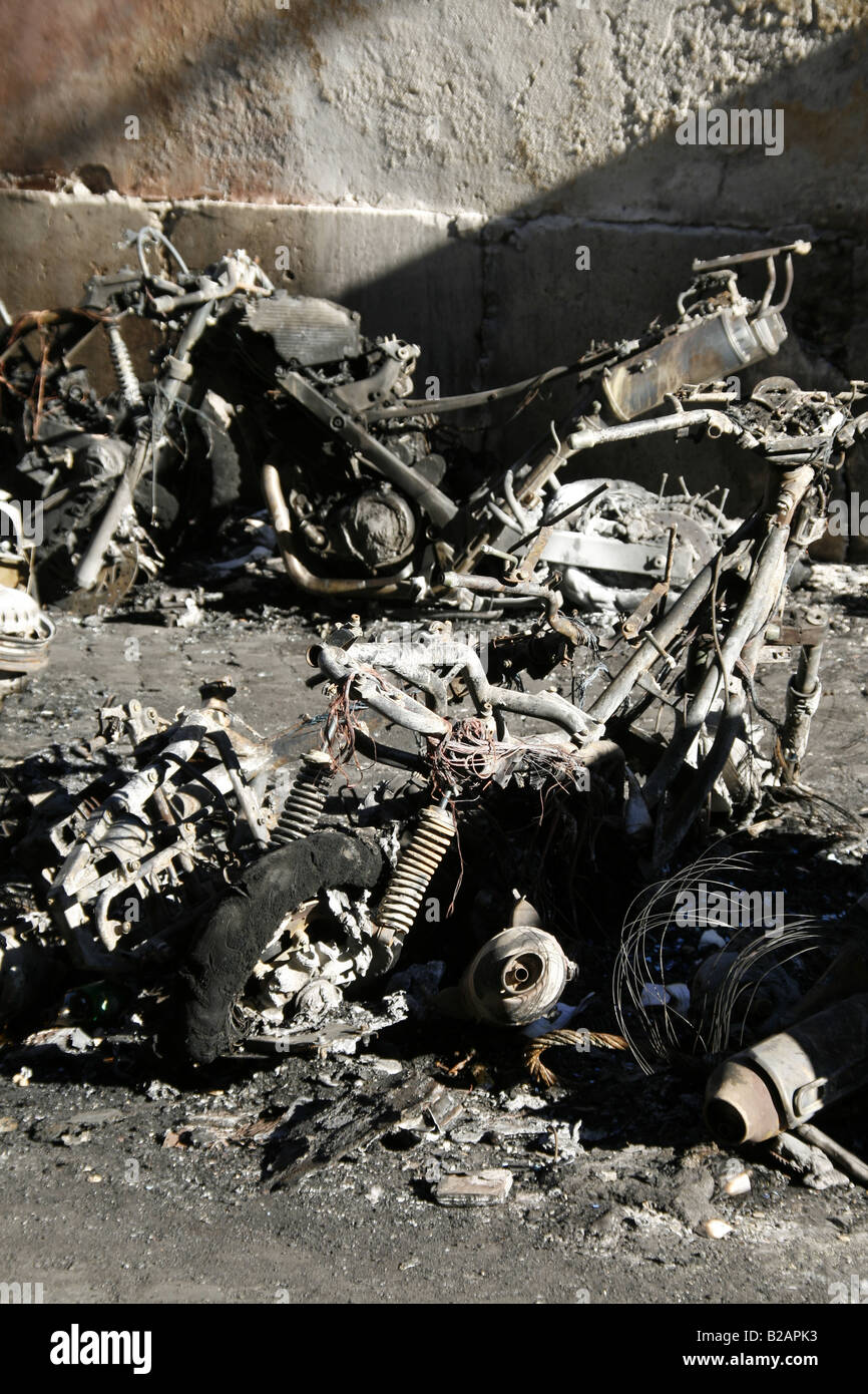 Feuer zerstört Roller Motorrad Brandanschlag Stockfoto