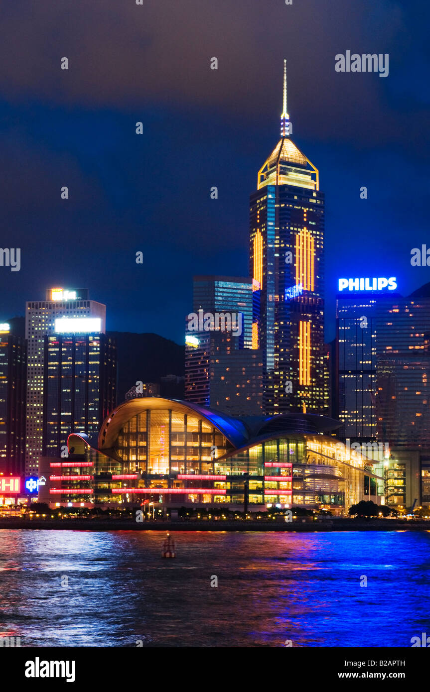 "Das Wahrzeichen Hong Kong Exhibition and Convention Centre am Ufer des Victoria Harbour in Hongkong" Stockfoto
