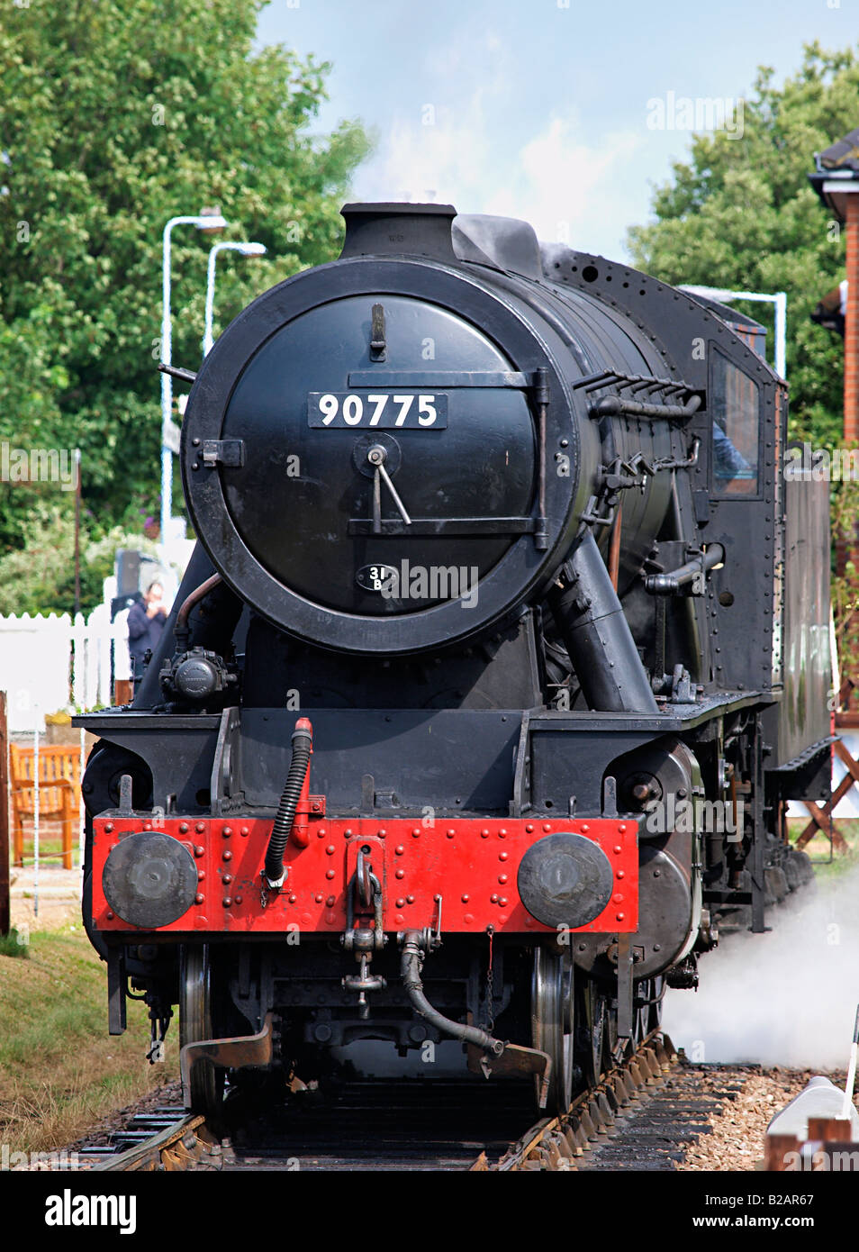 Krieg ABTEILUNG (WD) Sparmaßnahmen 2-10-0 Lokomotive 90775 unter Dampf bei SHERINGHAM BAHNHOF NORTH NORFOLK ENGLAND ENGLAND Stockfoto