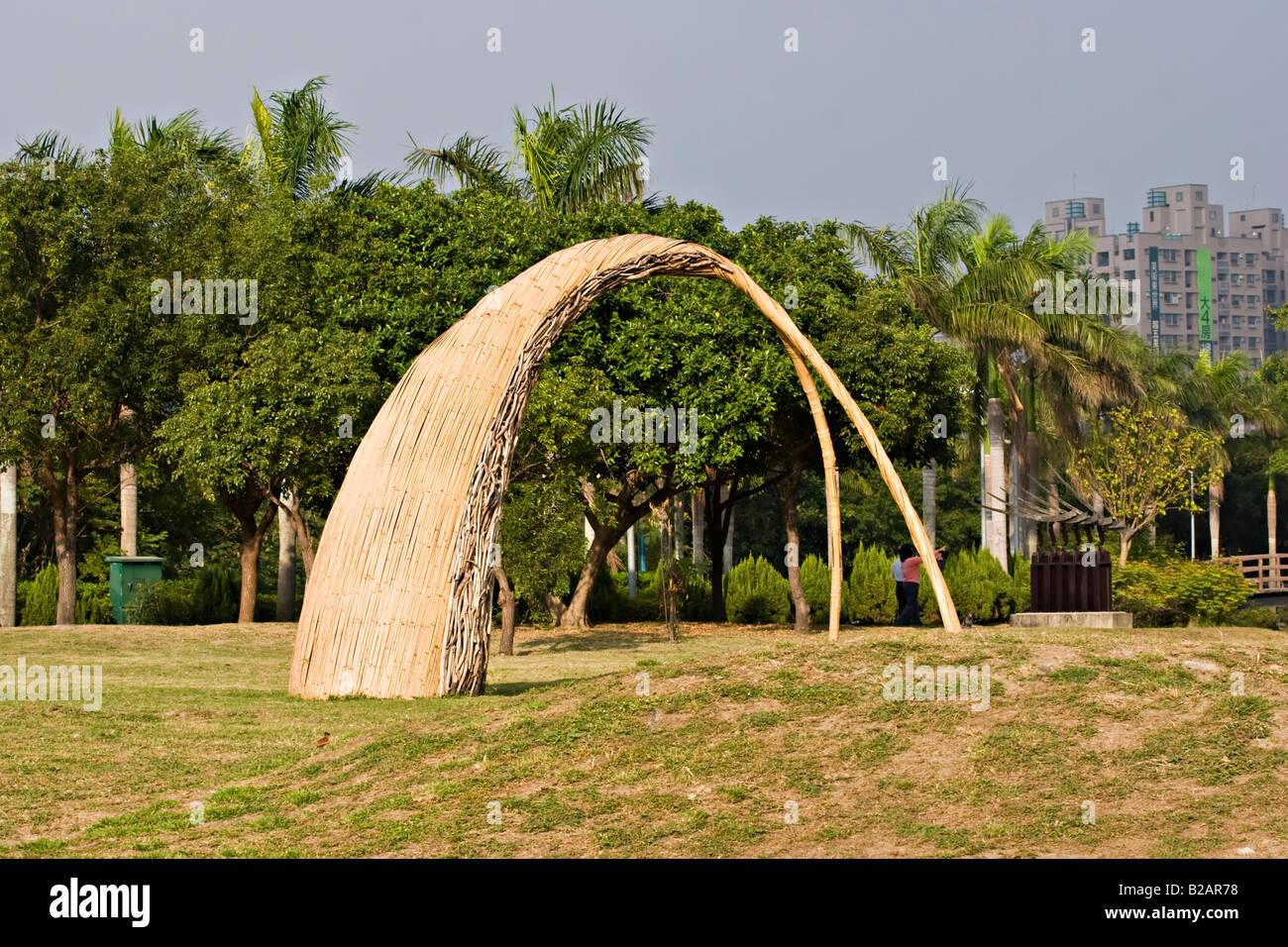 Outdoor-Kunst im öffentlichen Raum gemacht von Zuckerrohr und Bambus, Kaohsiung Fine Arts Museum, Kaohsiung Taiwan Stockfoto